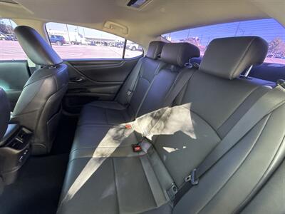 2022 Lexus ES 300h   - Photo 35 - Dallas, TX 75252