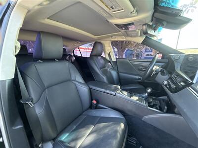 2022 Lexus ES 300h   - Photo 33 - Dallas, TX 75252
