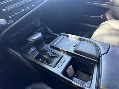2022 Lexus ES 300h   - Photo 29 - Dallas, TX 75252