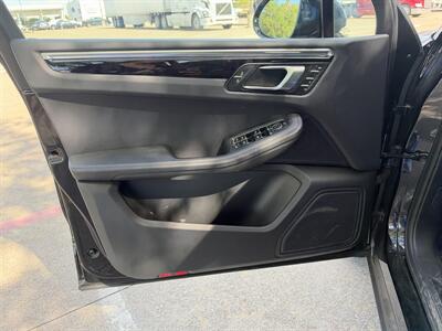 2025 Porsche Macan - Photo 12 - Dallas, TX 75252