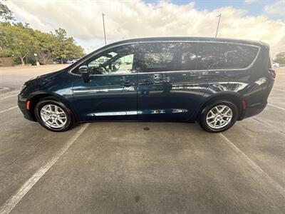 2025 Chrysler Pacifica Select   - Photo 4 - Dallas, TX 75252