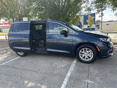 2025 Chrysler Pacifica Select   - Photo 13 - Dallas, TX 75252