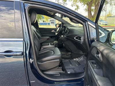 2025 Chrysler Pacifica Select   - Photo 20 - Dallas, TX 75252