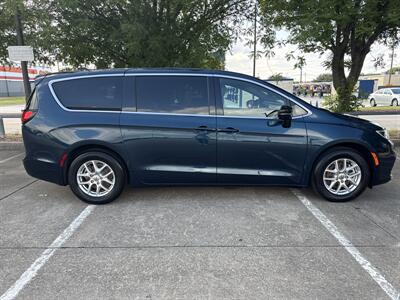 2025 Chrysler Pacifica Select   - Photo 8 - Dallas, TX 75252