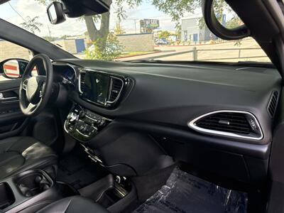 2025 Chrysler Pacifica Select   - Photo 23 - Dallas, TX 75252
