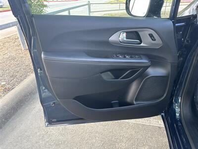 2025 Chrysler Pacifica Select   - Photo 10 - Dallas, TX 75252