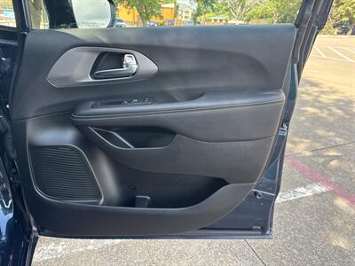 2025 Chrysler Pacifica Select   - Photo 11 - Dallas, TX 75252