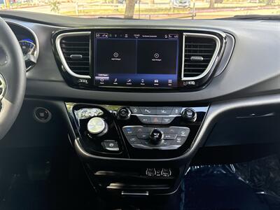 2025 Chrysler Pacifica Select   - Photo 28 - Dallas, TX 75252