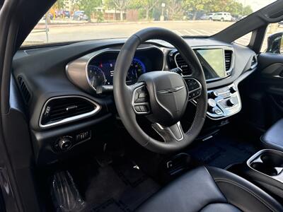 2025 Chrysler Pacifica Select   - Photo 21 - Dallas, TX 75252