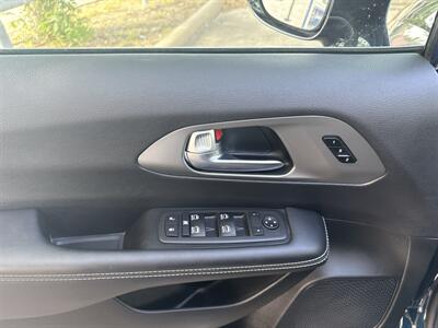 2025 Chrysler Pacifica Select   - Photo 12 - Dallas, TX 75252