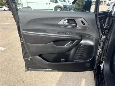 2026 Chrysler Pacifica Select   - Photo 9 - Dallas, TX 75252