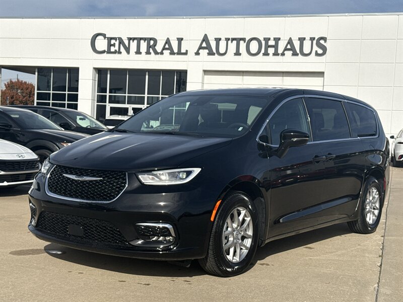 2026 Chrysler Pacifica Select   - Photo 1 - Dallas, TX 75252
