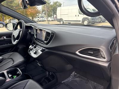 2026 Chrysler Pacifica Select   - Photo 23 - Dallas, TX 75252