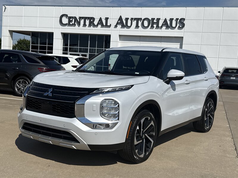 2024 Mitsubishi Outlander SE  