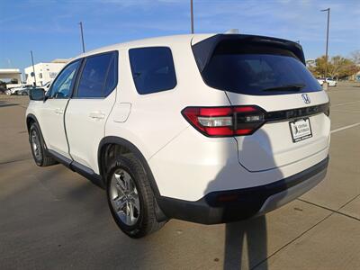 2023 Honda Pilot EX-L w/Rear Captain's Chairs   - Photo 5 - Dallas, TX 75252