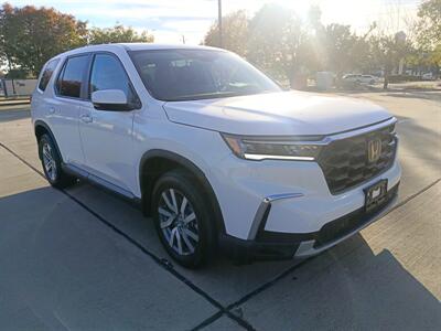 2023 Honda Pilot EX-L w/Rear Captain's Chairs   - Photo 9 - Dallas, TX 75252