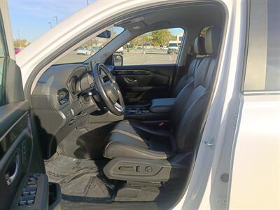 2023 Honda Pilot EX-L w/Rear Captain's Chairs   - Photo 12 - Dallas, TX 75252