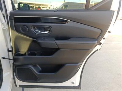 2023 Honda Pilot EX-L w/Rear Captain's Chairs   - Photo 18 - Dallas, TX 75252