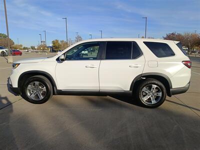 2023 Honda Pilot EX-L w/Rear Captain's Chairs   - Photo 4 - Dallas, TX 75252