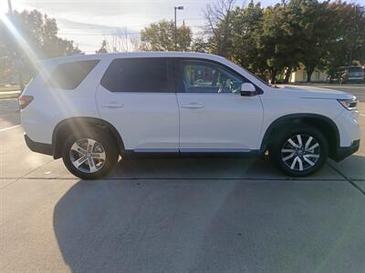 2023 Honda Pilot EX-L w/Rear Captain's Chairs   - Photo 8 - Dallas, TX 75252