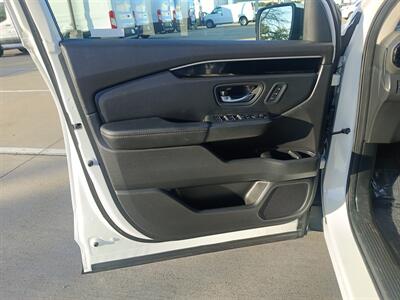 2023 Honda Pilot EX-L w/Rear Captain's Chairs   - Photo 14 - Dallas, TX 75252