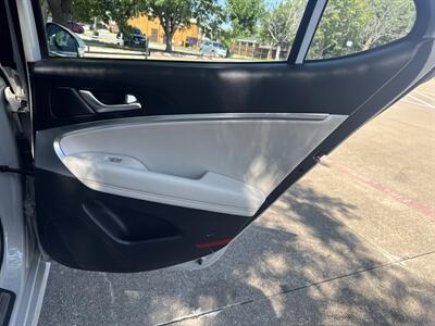 2025 Genesis G70 2.5T Standard   - Photo 13 - Dallas, TX 75252