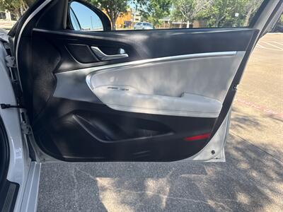 2025 Genesis G70 2.5T Standard   - Photo 14 - Dallas, TX 75252