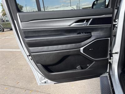 2025 Jeep Wagoneer L Series II   - Photo 12 - Dallas, TX 75252