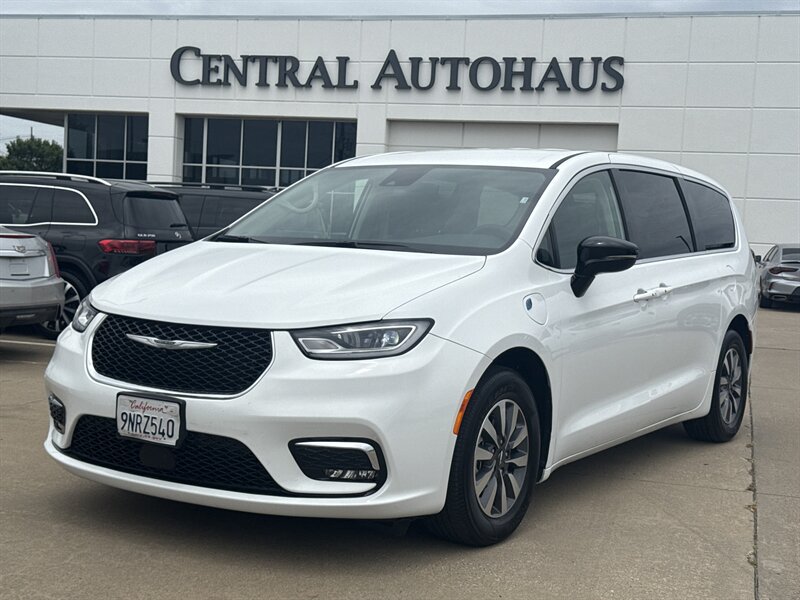 2024 Chrysler Pacifica Plug-In Hybrid Select  