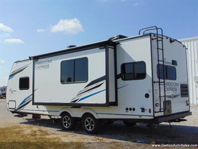 2022 COACHMEN FREEDOM EXPRESS Ultra Lite 246RKS   - Photo 5 - Mount Vernon, IN 47620