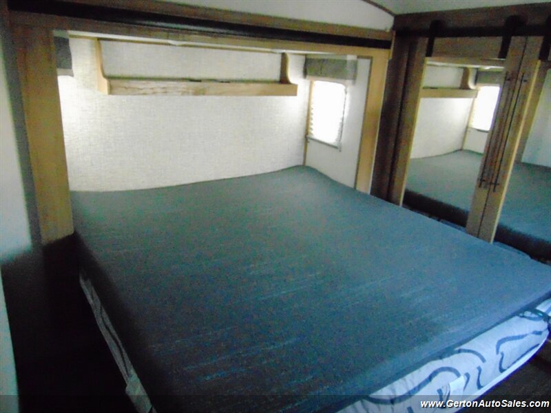 2023 Forest River Sabre Cobalt 350BH - Photo 32 - Mount Vernon, IN 47620
