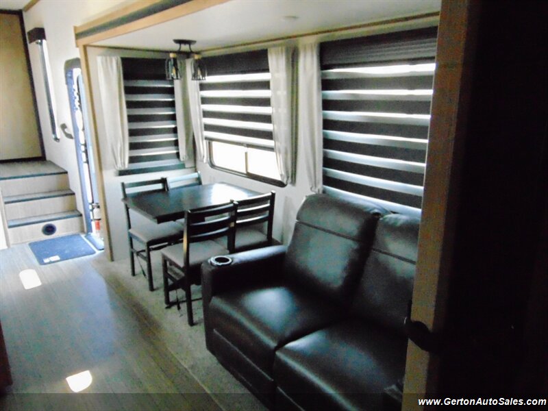 2023 Forest River Sabre Cobalt 350BH - Photo 26 - Mount Vernon, IN 47620