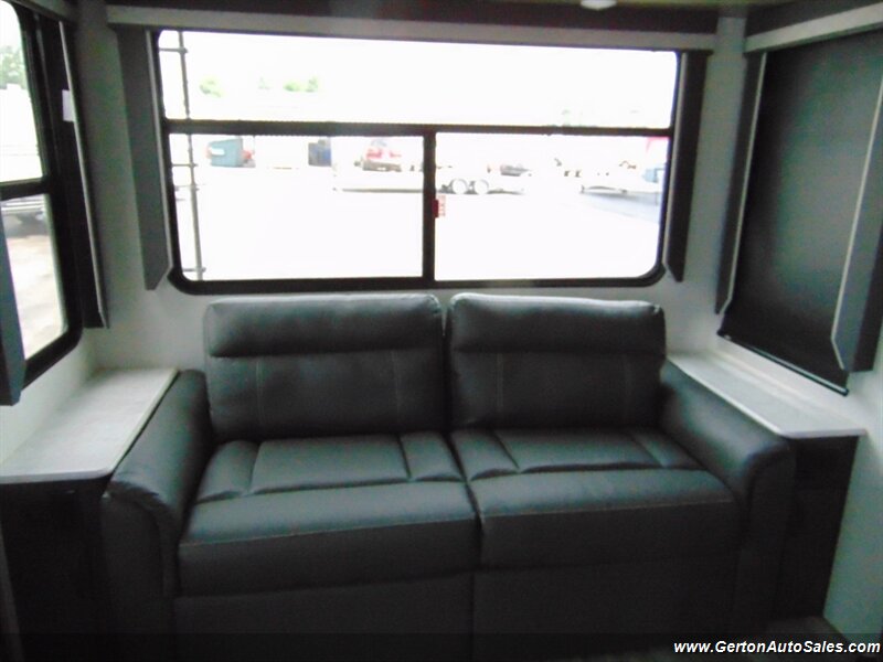 2021 Winnebago Voyage 3134RL - Photo 16 - Mount Vernon, IN 47620