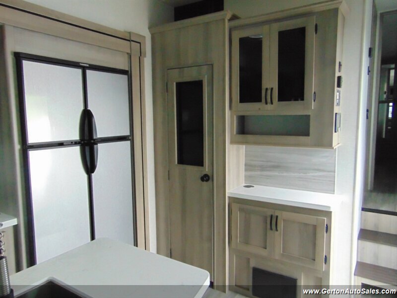 2021 Winnebago Voyage 3134RL - Photo 13 - Mount Vernon, IN 47620