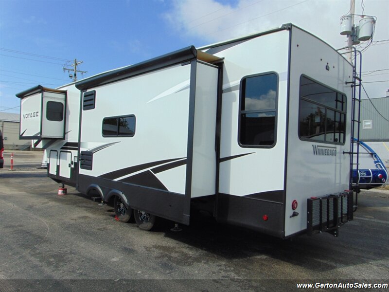 2021 Winnebago Voyage 3134RL - Photo 4 - Mount Vernon, IN 47620