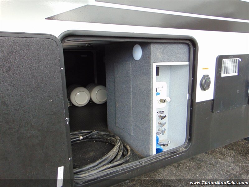 2021 Winnebago Voyage 3134RL - Photo 47 - Mount Vernon, IN 47620