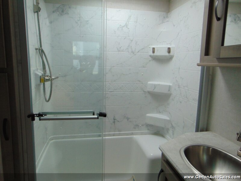 2021 Winnebago Voyage 3134RL - Photo 25 - Mount Vernon, IN 47620