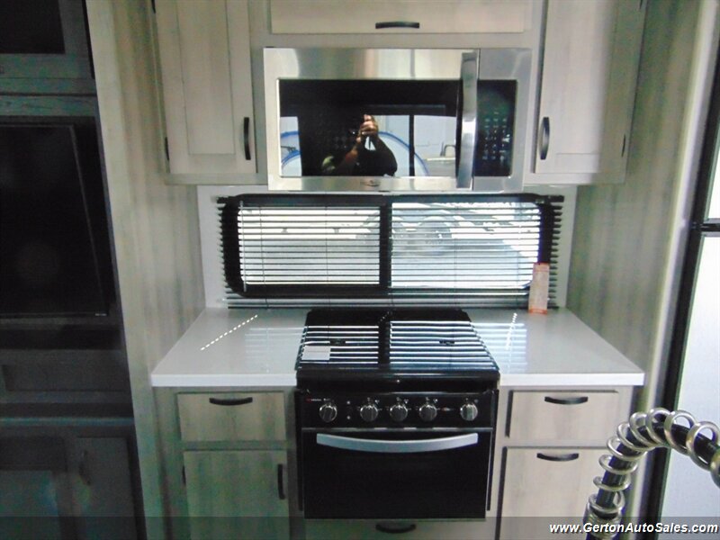 2021 Winnebago Voyage 3134RL - Photo 18 - Mount Vernon, IN 47620