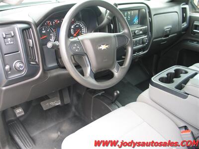 2018 Chevrolet Silverado 2500  W/T, 4WD, CREW CAB, LONG BOX, 6.0L V-8 - Photo 2 - North Platte, NE 69101