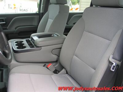 2018 Chevrolet Silverado 2500  W/T, 4WD, CREW CAB, LONG BOX, 6.0L V-8 - Photo 5 - North Platte, NE 69101