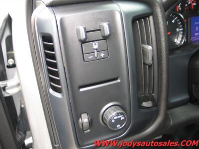 2018 Chevrolet Silverado 2500  W/T, 4WD, CREW CAB, LONG BOX, 6.0L V-8 - Photo 8 - North Platte, NE 69101