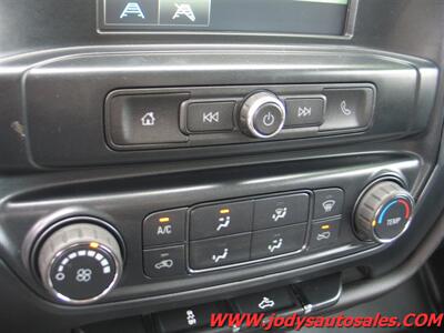 2018 Chevrolet Silverado 2500  W/T, 4WD, CREW CAB, LONG BOX, 6.0L V-8 - Photo 18 - North Platte, NE 69101