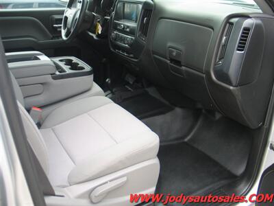 2018 Chevrolet Silverado 2500  W/T, 4WD, CREW CAB, LONG BOX, 6.0L V-8 - Photo 22 - North Platte, NE 69101