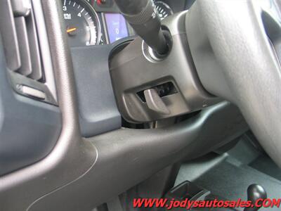 2018 Chevrolet Silverado 2500  W/T, 4WD, CREW CAB, LONG BOX, 6.0L V-8 - Photo 9 - North Platte, NE 69101