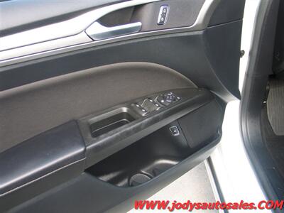 2019 Ford Fusion Hybrid  SE, FWD, HYBRID, 40 MPG - Photo 3 - North Platte, NE 69101