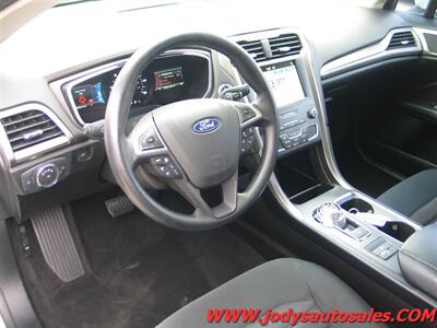 2019 Ford Fusion Hybrid  SE, FWD, HYBRID, 40 MPG - Photo 2 - North Platte, NE 69101