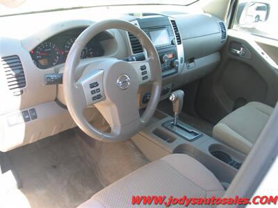 2015 Nissan Frontier SV  Crew Cab, 4.0 V6, 4x4 - Photo 2 - North Platte, NE 69101