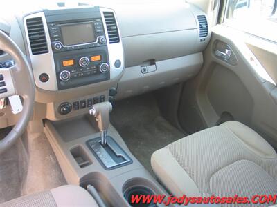 2015 Nissan Frontier SV  Crew Cab, 4.0 V6, 4x4 - Photo 7 - North Platte, NE 69101