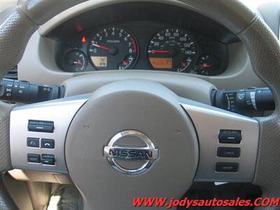 2015 Nissan Frontier SV  Crew Cab, 4.0 V6, 4x4 - Photo 14 - North Platte, NE 69101