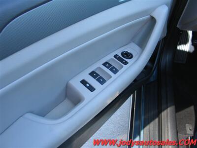 2016 Hyundai SONATA Hybrid SE  SE, HYBRID, LOW, LOW 54,000 MILES, 40 MPG - Photo 3 - North Platte, NE 69101